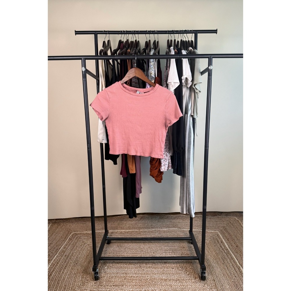 H&M Shirt Women's Size Medium Pink Cropped Ribbed T-Shirt Casual Spring Summer